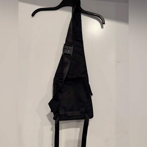 Aritzia TNA Sling Crossbody. Bag Sleek - Picture 2 of 3